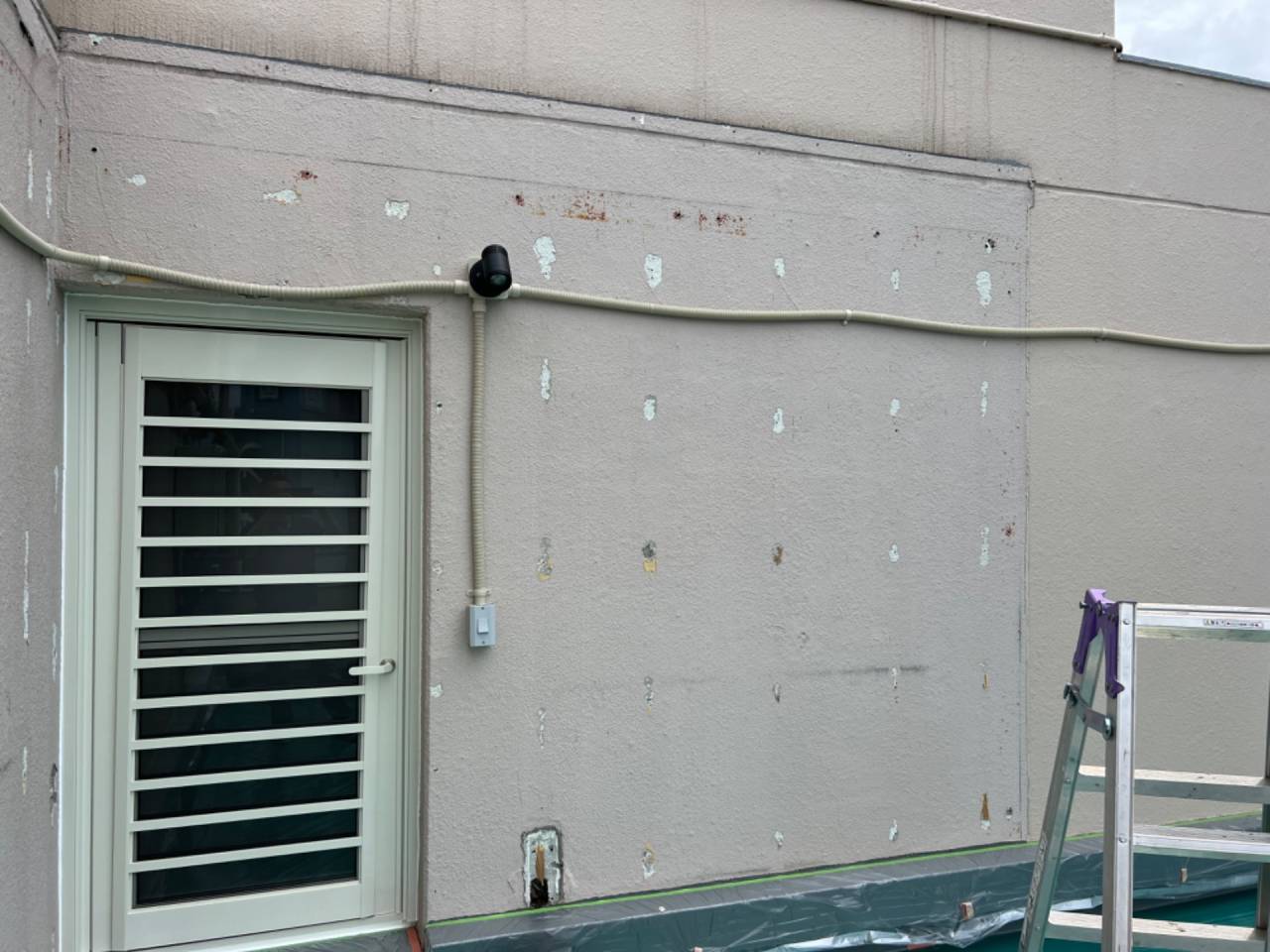 ルーフバルコニーの外壁補修